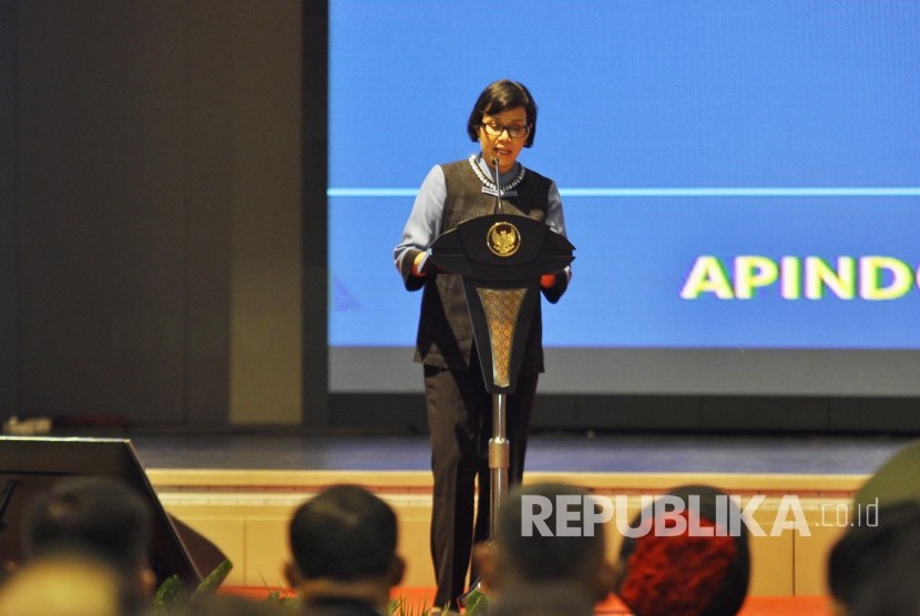 Menteri Keuangan RI Sri Mulyani menyampaikan sambutan saat sosialisasi Tax Amnesty bersama Presiden RI Joko widodo, di Bandung, Senin (8/8). (Mahmud Muhyidin)