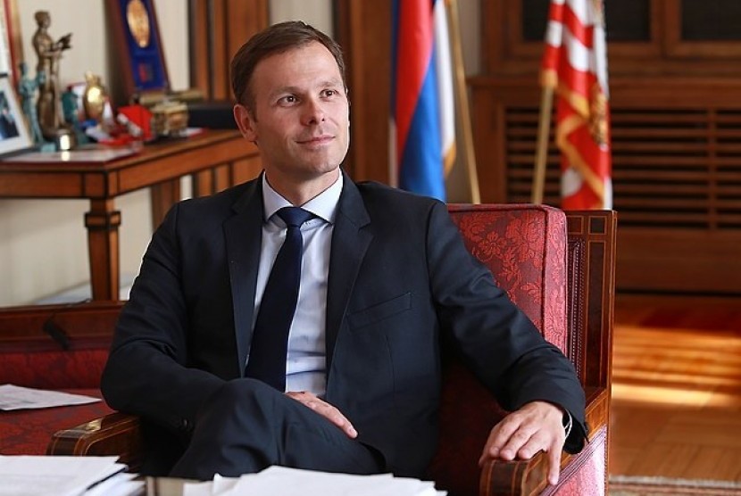 Menteri Keuangan Serbia, Sinisa Mali, melakukan plagiat dalam tesis PhDnya.