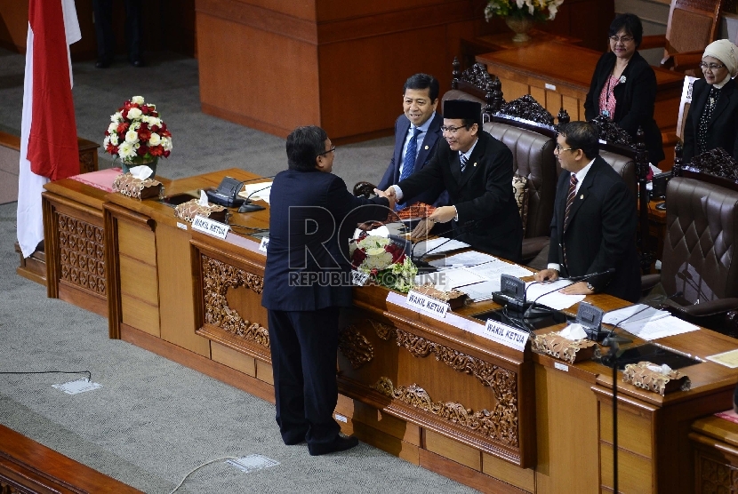   Menteri Keuangan Soemantri Brodjonegoro memberikan berkas pandangan pemerintah kepada Wakil Ketua DPR Taufik Kurniawan selaku pimpinan sidang saat Sidang Paripurna Ke-37 di Kompleks Parlemen, Jakarta, Selasa (7/7). (Republika/Raisan Al Farisi)