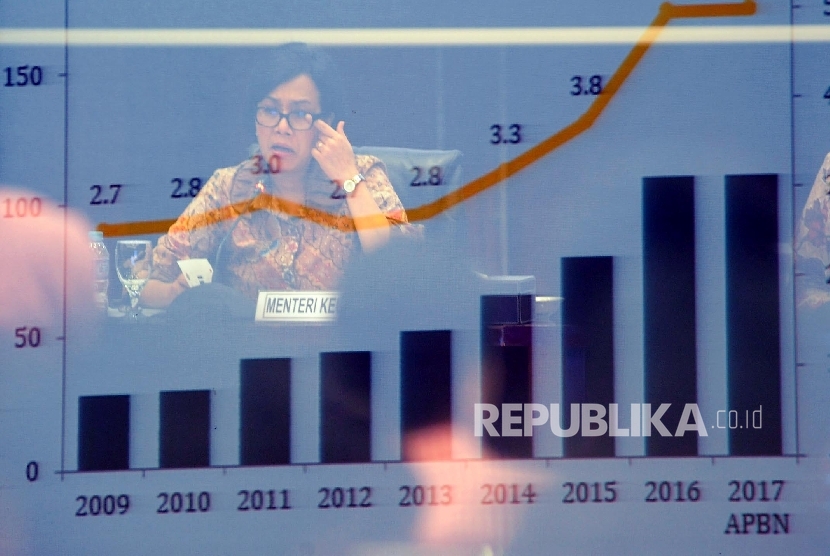 Menteri Keuangan Sri Mulyani berbicara saat konferensi pers terkait pengesahan asumsi makro dan postur Anggaran Pendapatan dan Belanja Negara (APBN) 2017 di kantor Kemenkeu, Jakarta, Kamis (27\10)