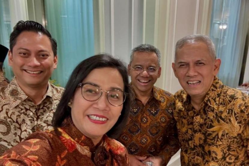 Menteri Keuangan Sri Mulyani berpose bersama tiga wakil menteri keuangan yang mendampinginya di Kabinet Merah Putih, yaitu Suahasil Nazara, Thomas Djiwandono, dan Anggito Abimanyu.