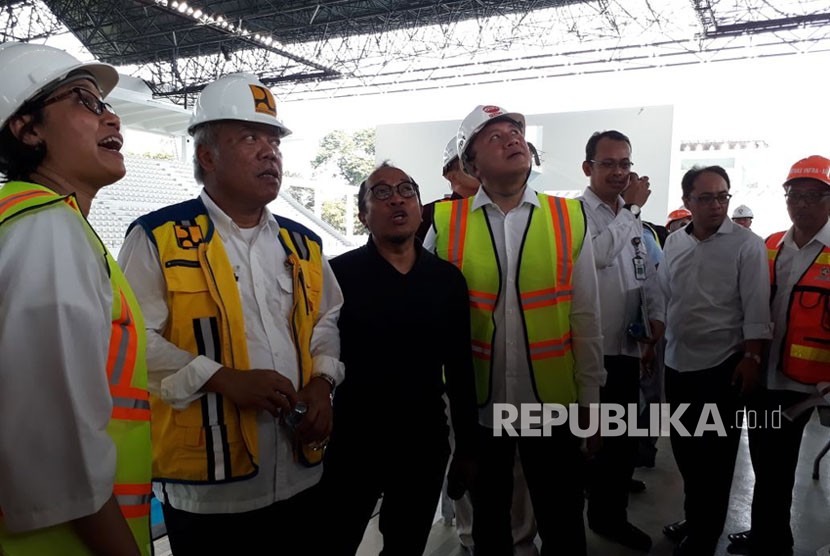 Menteri Keuangan Sri Mulyani bersama Menteri Pekerjaan Umum dan Perumahan Rakyat Basuki Hadimuljono, Kepala Badan Ekonomi Kreatif Triawan Munaf dan Ketua Komite Olahraga Indonesia Erick Thohir mengunjungi Stadion Aquatic Gelora Bung Karno (GBK), Kamis (23/11).