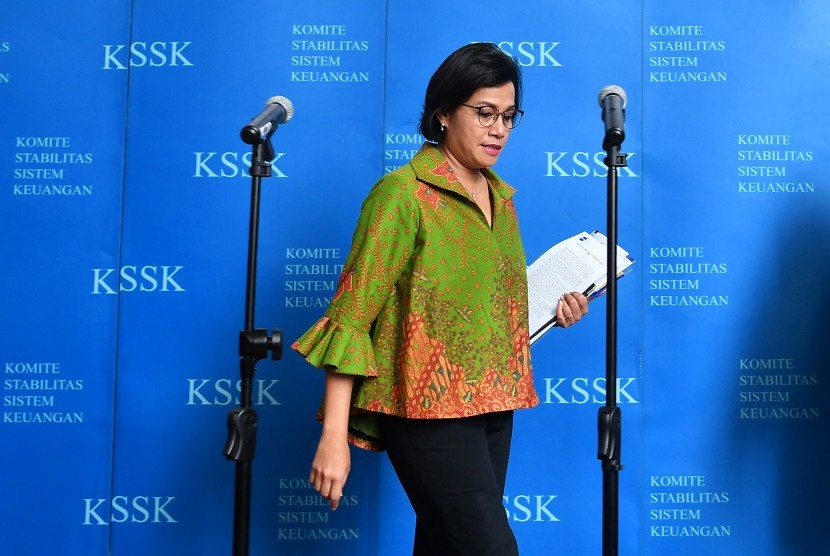 Menteri Keuangan Sri Mulyani bersiap menyampaikan keterangan pers terkait Komite Stabilitas Sistem Keuangan (KSSK) di kantor Kemenkeu, Jakarta, Selasa (29/1/2019). 