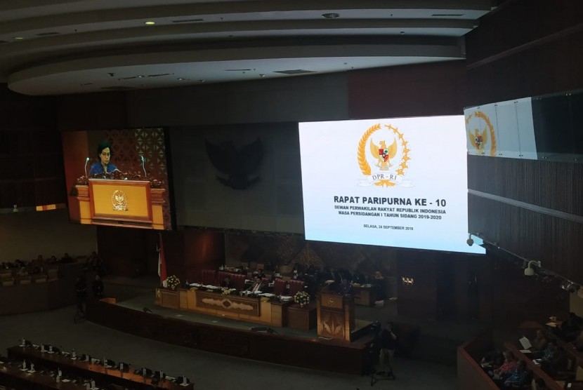 Menteri Keuangan Sri Mulyani dalam Rapat Paripurna DPR di Gedung DPR/ MPR, Jakarta, Selasa (24/9). Melalui rapat ini, Undang-Undang APBN Tahun Anggaran 2020 resmi disahkan. 