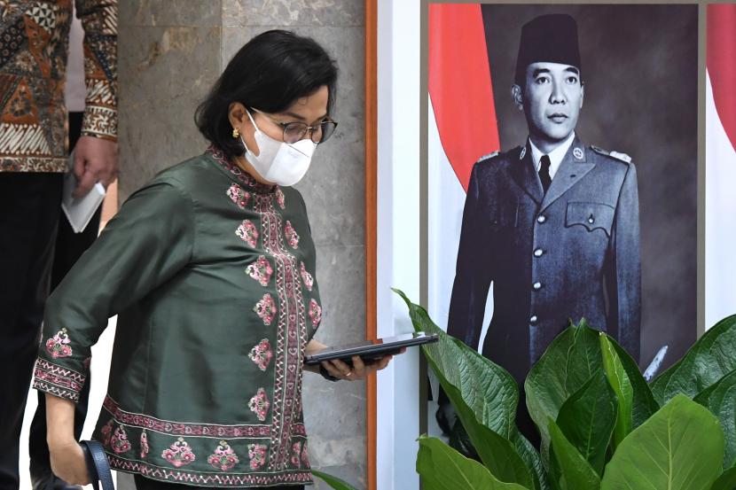 Menteri Keuangan Sri Mulyani Indrawati berjalan menuju podium untuk memberikan keterangan pers hasil Sidang Kabinet Paripurna di Kantor Presiden, Jakarta, Senin (8/8/2022). Sidang Kabinet Paripurna itu membahas Nota Keuangan dan Rancangan Anggaran Pendapatan dan Belanja Negara (RAPBN) 2023. 