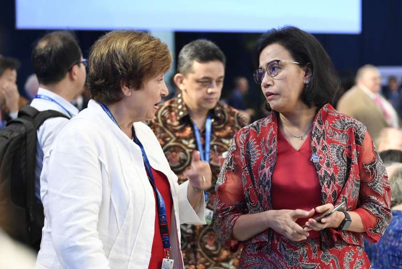 Menteri Keuangan Sri Mulyani Indrawati (kanan) berbicara dengan CEO World Bank Kristalina Georgieva (kiri) 