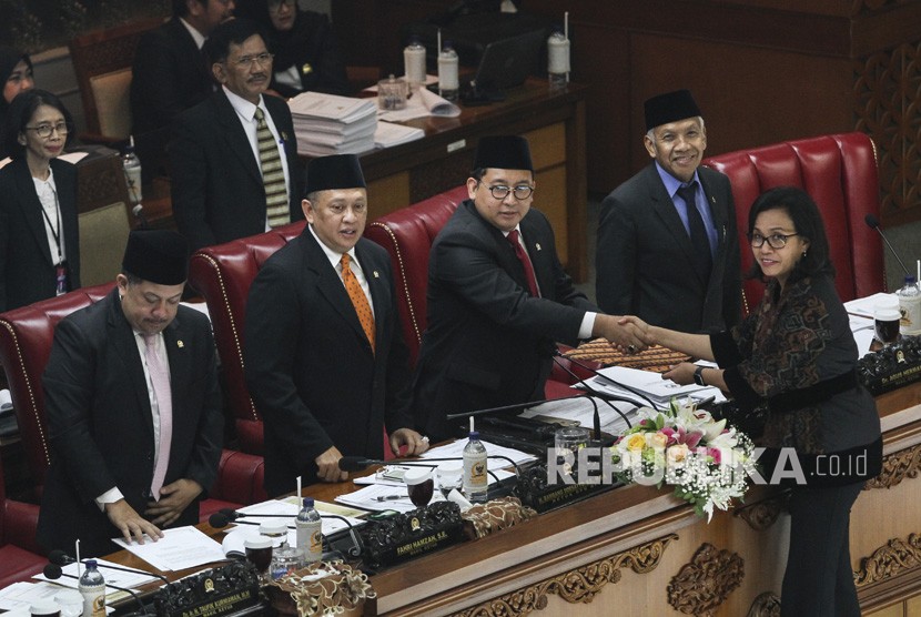 Menteri Keuangan Sri Mulyani Indrawati (kanan) menyerahkan berkas pandangan akhir Pemerintah pada Rapat Paripurna DPR di Kompleks Parlemen Senayan, Jakarta, Kamis (26/7).