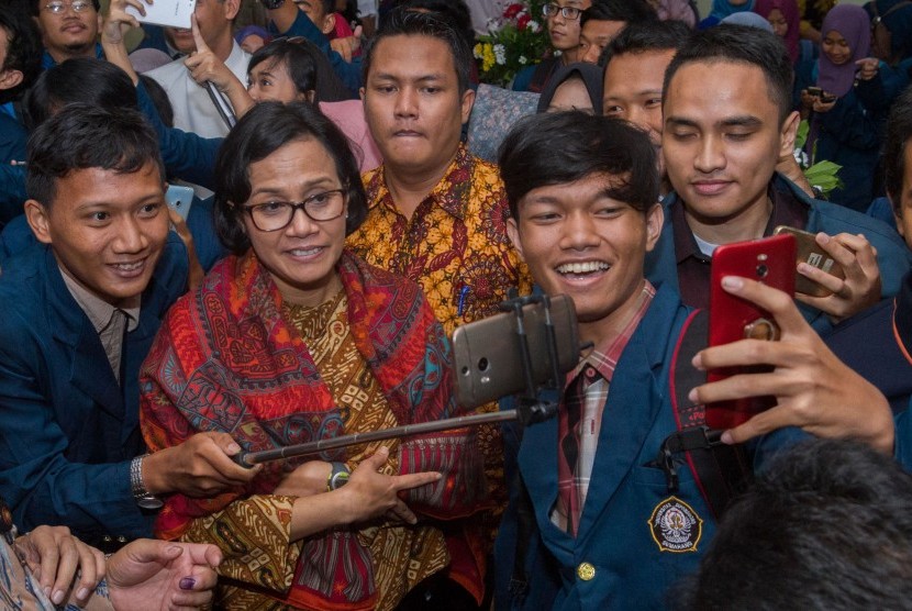 Menteri Keuangan Sri Mulyani Indrawati (kedua kiri) berswafoto bersama sejumlah mahasiswa usai memberikan kuliah umum di Universitas Diponegoro Semarang, Jawa Tengah, Kamis (16/2).