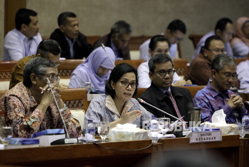 Menteri Keuangan, Sri Mulyani Indrawati (kedua kiri) mengikuti Rapat Dengar Pendapat (RDP) dengan Komisi XI DPR di Kompleks Parlemen, Jakarta, Rabu (18/1). 