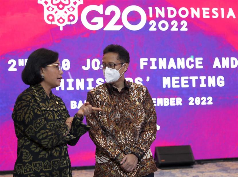  Menteri Keuangan Sri Mulyani Indrawati (kiri) berbicara dengan Menteri Kesehatan Budi Gunadi Sadikin (kanan) selama pertemuan Gabungan Menteri Keuangan dan Kesehatan G20 di Nusa Dua, Bali, Sabtu (12/11/2022). Pemimpin Kelompok Dua Puluh (G20) ke-17 State and Government Summit akan diadakan di Bali pada tanggal 15-16 November 2022. 