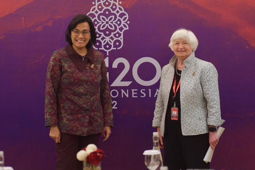 Menteri Keuangan Sri Mulyani Indrawati (kiri) berfoto dengan Secretary of the Treasury Amerika Serikat Janet Yellen dalam pertemuan bilateral yaitu rangkaian Pertemuan Menteri Keuangan dan Gubernur Bank Sentral (FMCBG) G20 di Nusa Dua, Bali, Jumat (15/7/2022). Pertemuan tersebut untuk meningkatkan hubungan kedua negara.