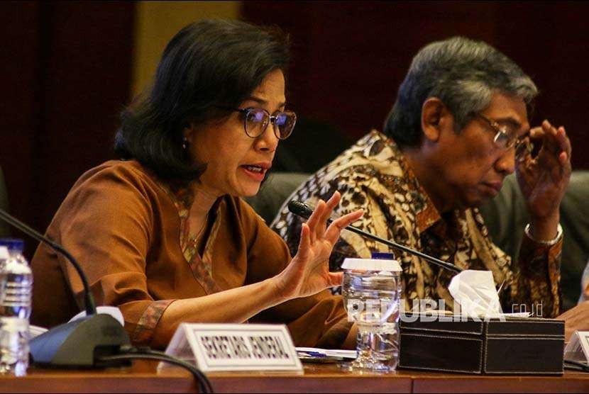 Menteri Keuangan Sri Mulyani Indrawati (kiri) bersama Wakil Menteri Keuangan Mardiasmo (kanan) memberikan keterangan pers mengenai APBN Kinerja dan Fakta (KiTa) di Jakarta, Jumat (21/9). Menurut Menkeu defisit Anggaran Pendapatan dan Belanja Negara (APBN) sampai dengan Agustus 2018 sebesar Rp150,7 triliun. Angka tersebut lebih kecil dibandingkan dengan tahun lalu yang mencapai Rp224,9 triliun. 