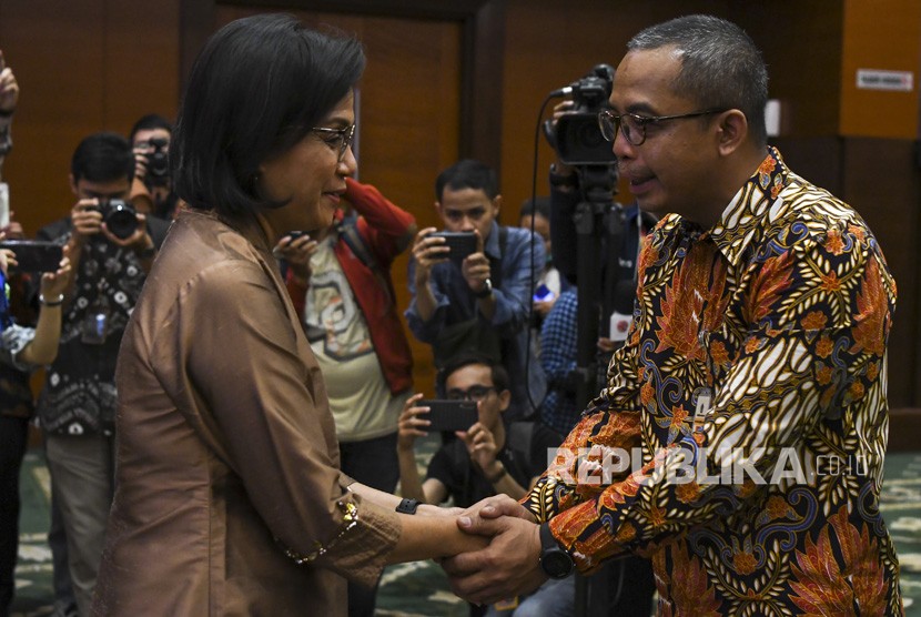 Menteri Keuangan Sri Mulyani Indrawati (kiri) memberikan ucapan selamat kepada Direktur Jenderal (Dirjen) Pajak yang baru Suryo Utomo (kanan) usai pelantikan di Kementerian Keuangan Jakarta, Jumat (1/11/2019).