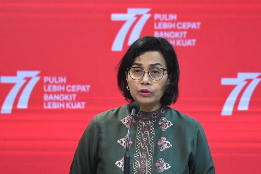 Menteri Keuangan Sri Mulyani Indrawati memberikan keterangan pers usai mengikuti Sidang Kabinet Paripurna di Kantor Presiden, Jakarta, Senin (8/8/2022). Pemerintah menggunakan instrumen APBN untuk mengurangi beban UMKM, tapi tidak seluruh beban bisa diangkat APBN.