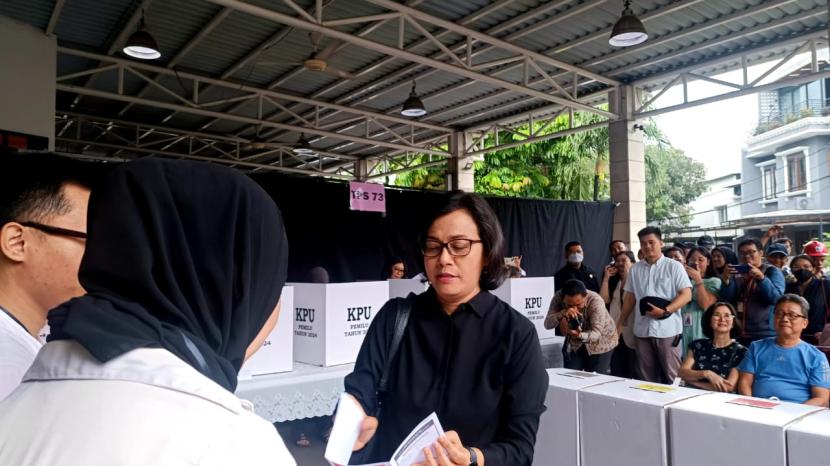 Menteri Keuangan Sri Mulyani Indrawati menggunakan hak pilih Pemilu 2024 di TPS 073 di Bintaro, Tangerang Selatan, Rabu (14/2/2024).