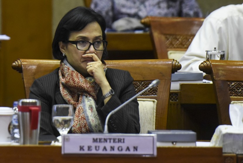 Menteri Keuangan Sri Mulyani Indrawati mengikuti rapat kerja dengan Komis IX di Kompleks Parlemen, Senayan, Jakarta, Kamis (8/9). 