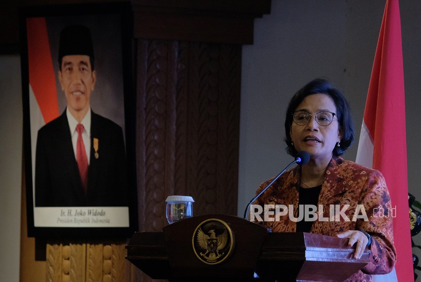 Menteri Keuangan Sri Mulyani Indrawati menjelaskan mengenai pengelolaan dana desa saat tatap muka dengan para ketua adat se-Bali di Sanur, Denpasar, Bali, Kamis (14/3/2019). 