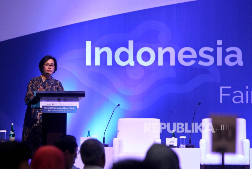 Menteri Keuangan Sri Mulyani Indrawati menyampaikan pidato sambutannya pada acara Indonesia Infrastructure Finance Forum di Jakarta, Selasa (25/7). 