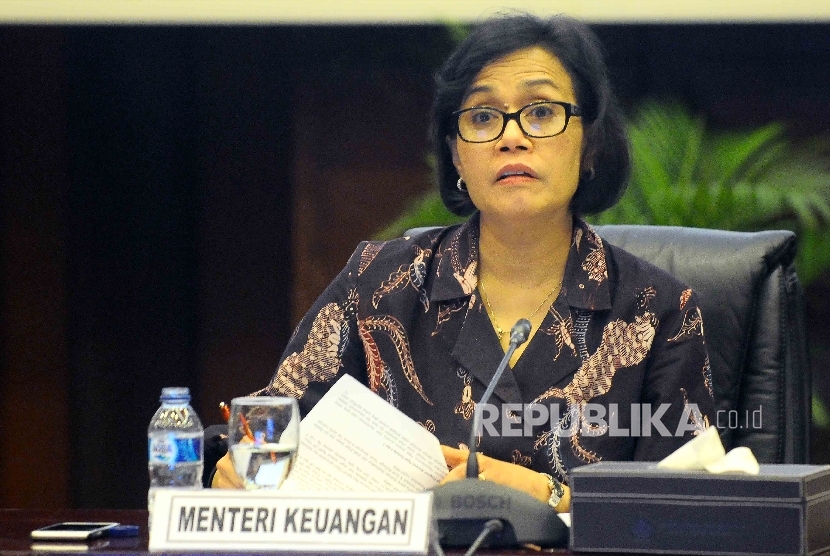 Menteri Keuangan Sri Mulyani indrawati menyampaikan rilis pencapaian dan evaluasi progrm pengampunan pajak atau tax amnesty di Gedung Kementerian Keuangan, Jakarta, Jumat (14/10). 