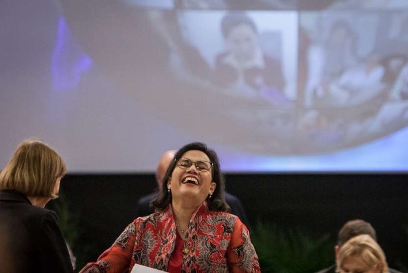 Menteri Keuangan Sri Mulyani Indrawati (tengah) berbincang dengan anggota delegasi peserta sebelum dimulainya agenda Development Committee Fall 2018 dalam rangkaian Pertemuan Tahunan IMF - World Bank Group 2018 di Bali Nusa Dua Convention Center, Bali, Sabtu (13/10).