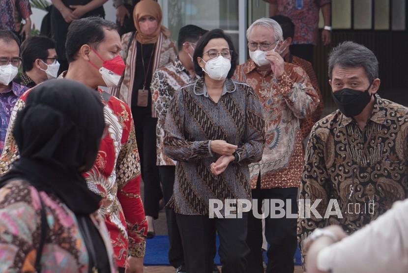 Menteri Keuangan Sri Mulyani Indrawati (tengah) berjalan menuju panggung saat penandatanganan kontrak kinerja atas penyaluran Penyertaan Modal Negara (PMN) di Kawasan Industri Terpadu Batang (KITB), Kabupaten Batang, Jawa Tengah, Jumat (11/3/2022). Kementerian Keuangan menyalurkan PMN kepada PT KIW sebesar Rp 977 miliar yang ditujukan untuk pengembangan KITB dan penyaluran kepada PT. SMF sebesar Rp 2,25 triliun untuk penyediaan dukungan fasilitas likuiditas pembiayaan perumahan kepada masyarakat berpenghasilan rendah. 