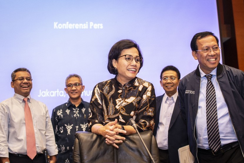 Menteri Keuangan Sri Mulyani Indrawati (tengah) bersama Dirjen Pajak Robert Pakpahan (kanan), Dirjen Perbendaharaan Marwanto Harjowiryono (kedua kanan), Kepala Badan Kebijakan Fiskal Suahasil Nazara (kiri), dan Dirjen Anggaran Askolani (kedua kiri) bersiap menyampaikan konferensi pers tentang Realisasi Anggaran Pendapatan dan Belanja Negara (APBN) 2018, di Kantor Kementerian Keuangan, Jakarta, Rabu (2/1/2019). 