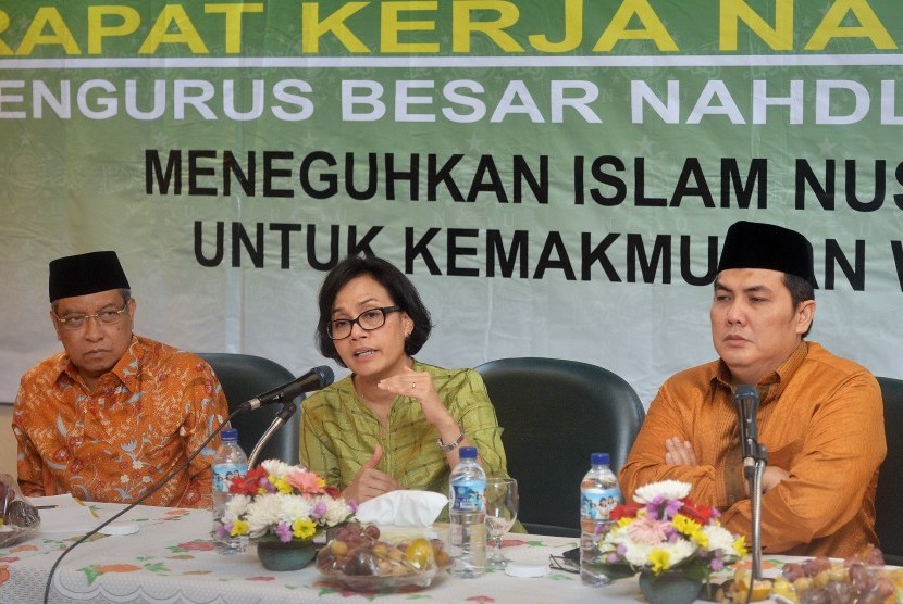 Menteri Keuangan Sri Mulyani Indrawati (tengah) bersama Ketua Umum Pengurus Besar Nahdlatul Ulama (PBNU) Said Aqil Siradj (kiri) dan Sekjen PBNU Helmy Faishal Zaini (kanan) memaparkan materi Tax Amnesty saat Rapat Kerja Nasional (Rakernas) PBNU. 