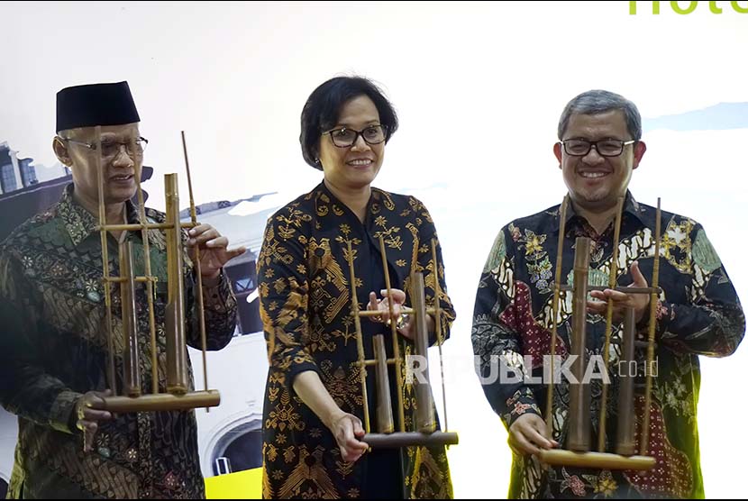 Menteri Keuangan Sri Mulyani Indrawati (tengah) bersama Ketua Umum Muhammadiyah Haedar Nashir (kiri) dan Gubernur Jabar Ahmad Heryawan (kanan) saat acara 