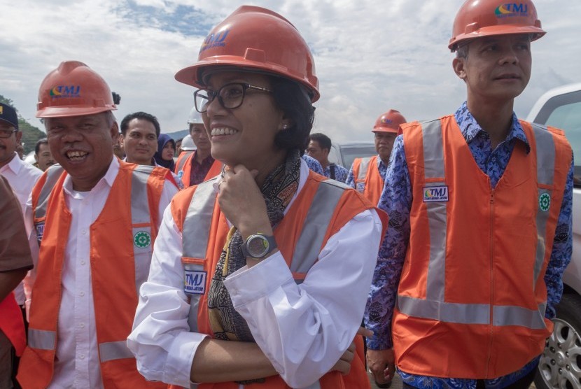 Menteri Keuangan Sri Mulyani Indrawati (tengah) bersama Menteri Pekerjaan Umum dan Perumahan Rakyat Basuki Hadimuljono (kiri) dan Gubernur Jateng Ganjar Pranowo meninjau proyek pembangunan jalan tol Semarang-Solo di Tuntang, Kabupaten Semarang, Jawa Tengah.