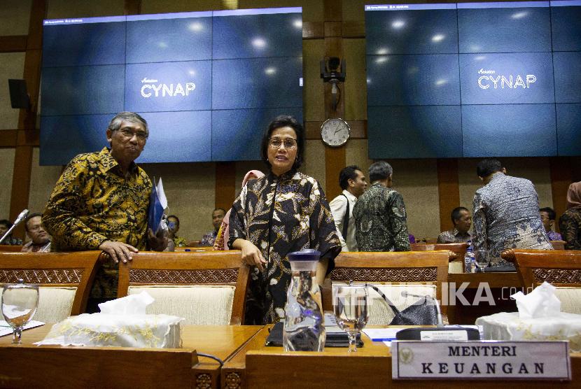 Menteri Keuangan Sri Mulyani Indrawati (tengah) mengikuti rapat kerja dengan Komisi XI DPR di Kompleks Parlemen, Senayan, Jakarta, Selasa (2/7/2019). Rapat tersebut membahas kinerja Kementerian Keuangan, penambahan barang kena cukai berupa kantong plastik, perubahan PP No 14 Tahun 2018 tentang Kepemilikan Asing pada Perusahaan Perasuransian dan Pajak Hasil Pertanian. 