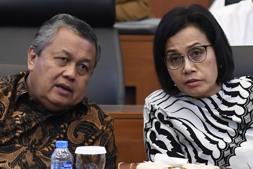 Menteri Keuangan Sri Mulyani (kanan) berbincang dengan Gubernur Bank Indonesia Perry Warjiyo disela-sela rapat kerja dengan Badan Anggaran DPR di Kompleks Parlemen Senayan, Jakarta, Senin (22/7/2019).