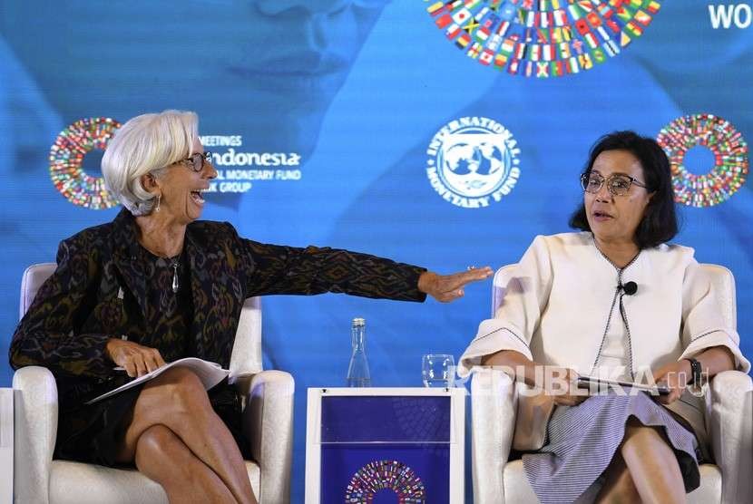 Menteri Keuangan Sri Mulyani (kanan) bersama Direktur Pelaksana International Monetary Fund (IMF) Christine Lagarde (kiri) saat seminar tentang Pemberdayaan Wanita di Dunia Kerja pada rangkaian Pertemuan Tahunan IMF World Bank Group 2018 di Bali International Convention Center (BICC), Nusa Dua, Bali, Selasa (9/10). 