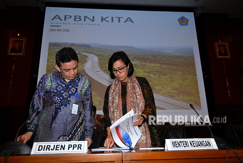 Menteri Keuangan Sri Mulyani (kanan) didampingi Dirjen Pengelolaan Pembiayaan dan Risiko Luky Alfirman bersiap memberikan keterangan pers kinerja APBN 2018 di kantor Kemenkeu, Jakarta, Kamis (17/5). 