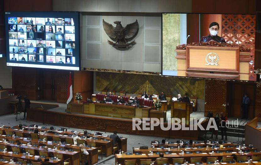 Menteri Keuangan Sri Mulyani (kanan) membacakan tanggapan pemerintah atas pandangan umum fraksi terhadap RUU APBN tahun 2021 beserta nota keuangannya dalam Rapat Paripurna DPR di Kompleks Parlemen, Senayan, Jakarta, Selasa (1/9/2020). Rapat itu beragenda mendengarkan tanggapan pemerintah atas pandangan umum fraksi terhadap RUU APBN tahun 2021 beserta nota keuangannya serta pengesahan Rancangan Undang-Undang (RUU) tentang Perubahan Ketiga atas Undang-Undang Nomor 24 Tahun 2003 tentang Mahkamah Konstitusi (MK) menjadi undang-undang. 