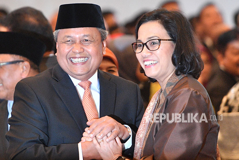 Finance Minister Sri Mulyani (right) congratulates new BI Governor Perry Warjiyo after the inauguration ceremony at Supreme Court office, Jakarta, on Thursday (May 24).
