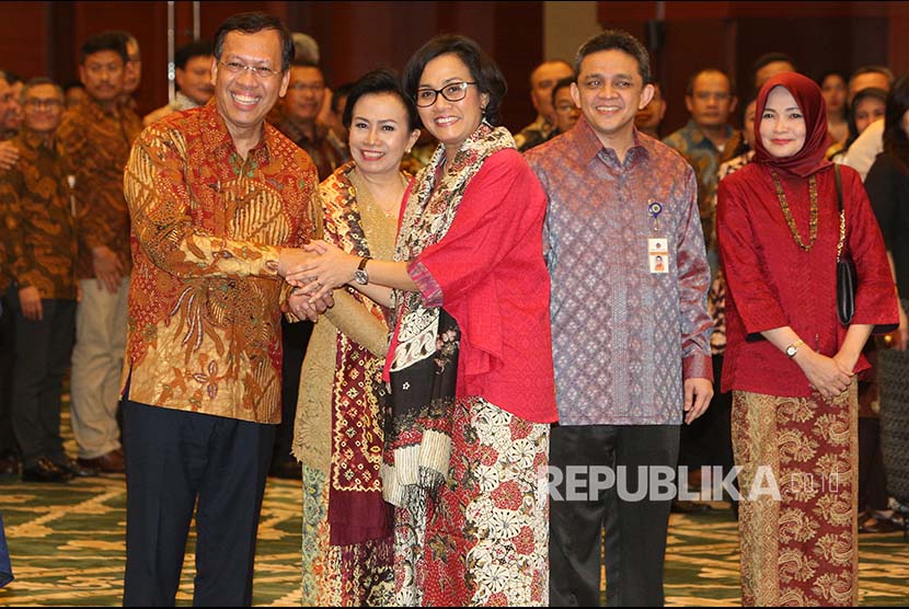 Menteri Keuangan Sri Mulyani (kanan) menyalami Direktur Jenderal Pajak Kementerian Keuangan yang baru Robert Pakpahan (kiri) disaksikan Dirjen Pengelolaan Pembiayaan dan Resiko Kementerian Keuangan yang juga baru Luky Al Firman saat Pelantikan Pejabat Eselon I Kementerian Keuangan di kantor Kementerian Keuangan (Kemenkeu), Jakarta, Kamis (30/11). 