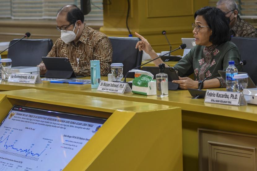 Menteri Keuangan Sri Mulyani (kanan) menyampaikan paparan pada rapat kerja dengan Komite IV DPD di Kompleks Parlemen, Senayan, Jakarta. Pemerintah menyebut kenaikan harga minyak dunia bergerak minus hingga 120 juta dolar AS. Hal ini menimbulkan inflasi tinggi di sejumlah negara. 