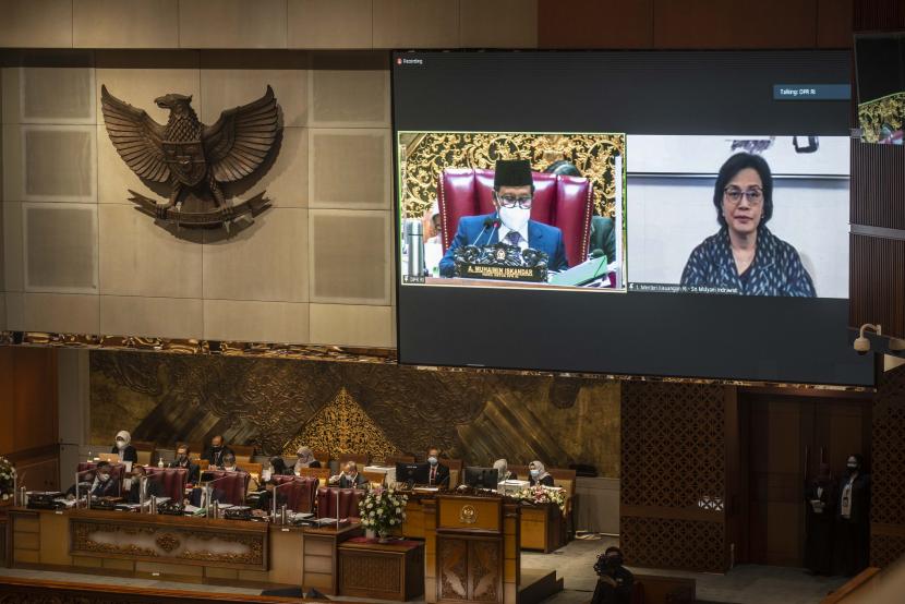 Menteri Keuangan Sri Mulyani (kanan pada layar) menghadiri secara virtual Rapat Paripurna DPR RI Ke-7 Masa Persidangan I Tahun Sidang 2021-2022 di Kompleks Parlemen, Senayan, Jakarta, Kamis (7/10). Rapat paripurna tersebut salah satunya mengesahkan RUU HPP menjadi undang-undang.