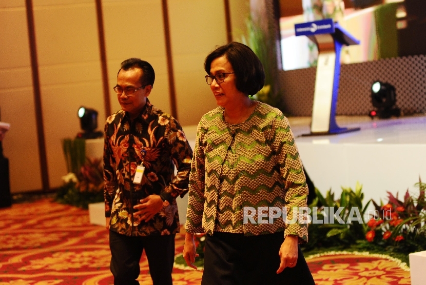 Menteri Keuangan Sri Mulyani (kanan), dan Sekretaris Kementerian Koordinator Bidang Perekonomian  Susiwijono Moegiarso.