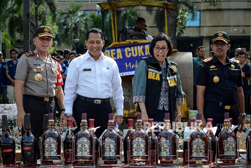 Bea Cukai Musnahkan Ribuan Botol Miras Ilegal | Republika Online