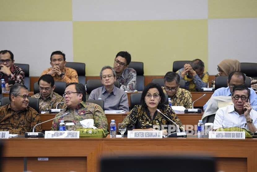 Menteri Keuangan Sri Mulyani (kedua kanan), Menkumham Yasonna H. Laoly (kanan), Menteri PPN/Kepala Bappenas Bambang Brodjonegoro (kedua kiri) dan Gubernur Bank Indonesia Perry Warjiyo (kiri) mengikuti rapat kerja dengan Badan Anggaran DPR di Komplek Parlemen, Senayan, Jakarta, Selasa (4/9). 