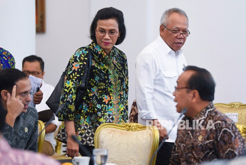 Menteri Keuangan Sri Mulyani (kedua kiri)  