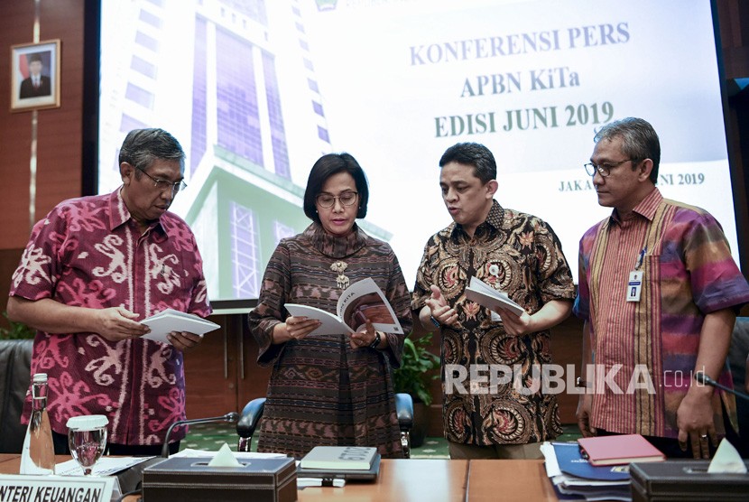 Menteri Keuangan Sri Mulyani (kedua kiri) berbincang dengan Wakil Menteri Keuangan Mardiasmo (kiri), Dirjen Pengelolaan Pembiayaan dan Resiko Kemenkeu Luky Alfirman (kedua kanan) dan Dirjen Anggaran Kemenkeu Askolani (kanan) saat akan menggelar konferensi pers APBN KiTa (Kinerja dan Fakta) di Kementerian Keuangan, Jakarta, Jumat (21/6/2019). 