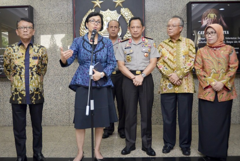  Menteri Keuangan Sri Mulyani (kedua kiri) bersama Kapolri Jenderal Pol Tito Karnavian (ketiga kanan) memaparkan hasil rapat koordinasi terkait pengamanan program pengampunan pajak (tax amnesty) di Mabes Polri, Jakarta, Jumat (29/7).