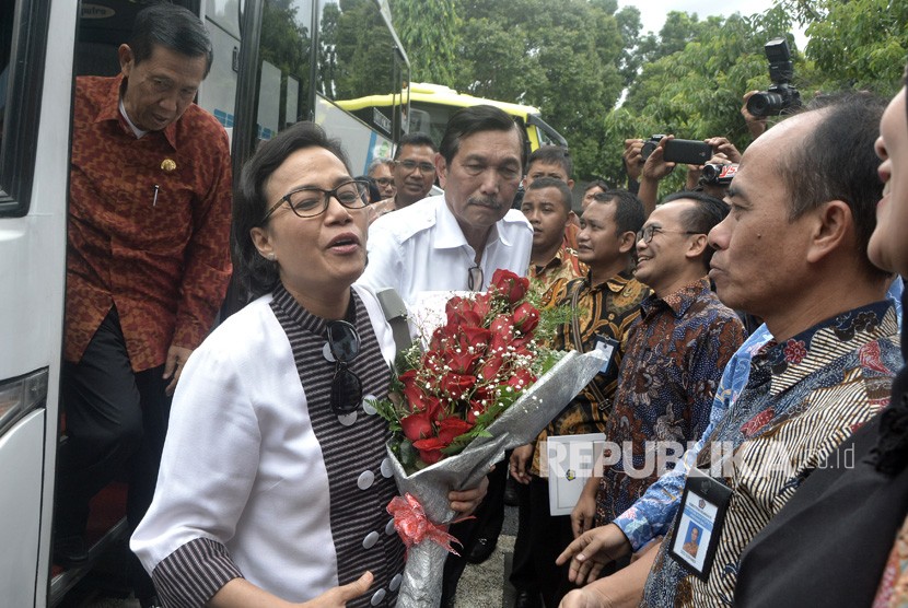 Menteri Keuangan Sri Mulyani (kedua kiri), Menko Kemaritiman Luhut Binsar Panjaitan (ketiga kiri) dan Gubernur Bali, Made Mangku Pastika (kiri) menghadiri High Level Meeting persiapan IMF-World Bank Annual Meetings 2018 di Gedung Keuangan Negara, Denpasar, Bali, beberapa waktu lalu.