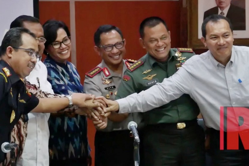 Menteri Keuangan, Sri Mulyani (ketiga kiri) bersama beberapa pejabat tinggi negara.