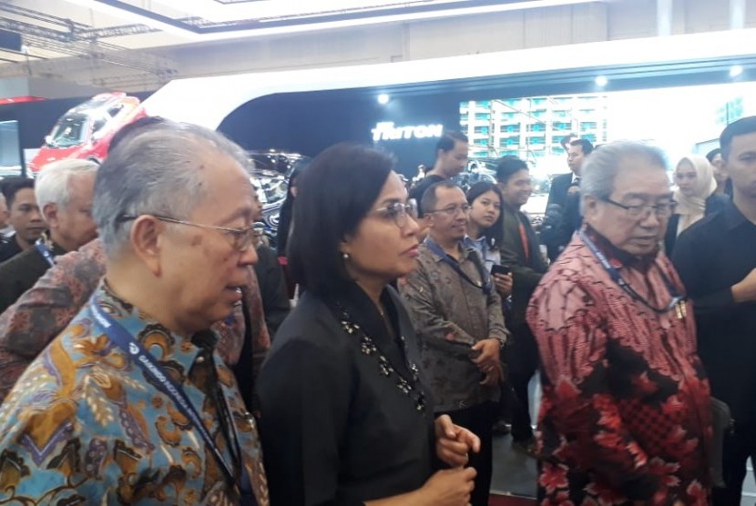 Menteri keuangan Sri Mulyani ketika mengunjungi pameran otomotif Gaikindo Indonesia International Auto Show yang didampingi ketua Gaikindo Yohannes Nangoi (Kiri) dan Ketua 1 Gaikindo, Jongkie D sugiarto, Rabu (24/7). 