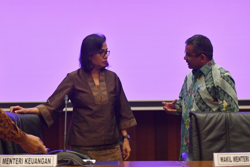 Menteri Keuangan Sri Mulyani (kiri) bebincang dengan Kepala Badan Kebijakan Fiskal Suahasil Nazara sebelum konferensi pers tentang realisasi APBN di kantor Kemenkeu, Jakarta, Selasa (17/7).