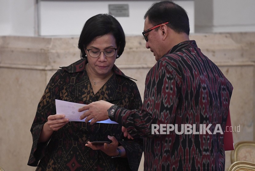 Menteri Keuangan Sri Mulyani (kiri) berbincang dengan Kepala BIN Budi Gunawan (kanan) sebelum mengikuti Sidang Kabinet Paripurna yang dipimpin Presiden Joko Widodo, di Istana Negara, Jakarta, Senin (7/1/2019).