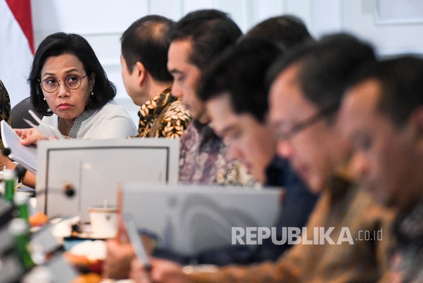 Menteri Keuangan Sri Mulyani (kiri) berbincang dengan Menteri PPN/Kepala Bappenas Suharso Monoarfa (kedua kiri) sebelum mengikuti rapat terbatas (ratas) di Kantor Presiden, Jakarta, Senin (9/3/2020).(Antara/Hafidz Mubarak A)